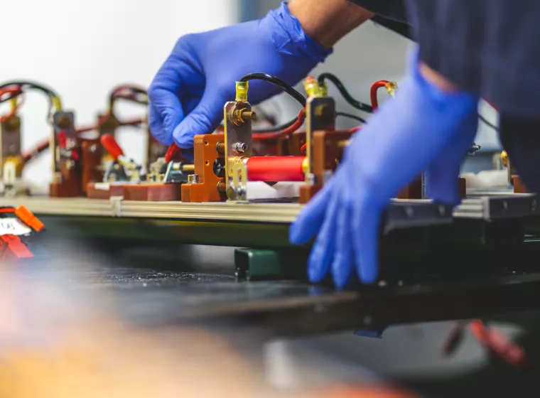 An engineer conducts a battery risk assessment. Exponent helps you take corrective action when batteries cause harm or fail to perform.
