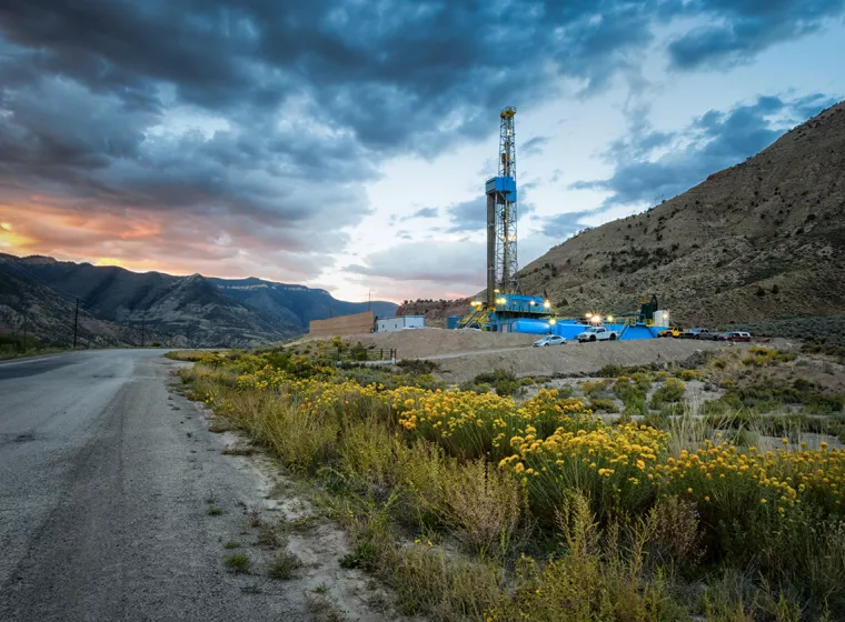 Oil derrick in a dessert landscape. Exponent engineers help you achieve safe, reliable, sustainable production.