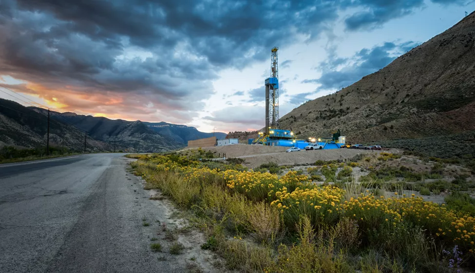 Oil derrick in a dessert landscape. Exponent engineers help you achieve safe, reliable, sustainable production.