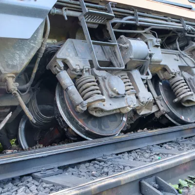 train derailing from tracks